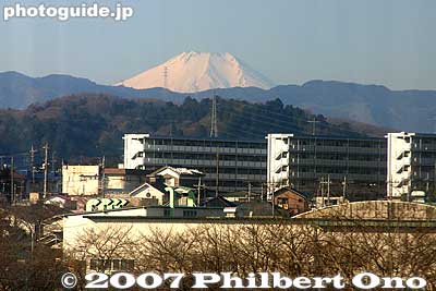 Mt. Fuji as seen from the train on the Itsukaichi Line in Akiruno.
Keywords: tokyo akiruno itsukaichi train line