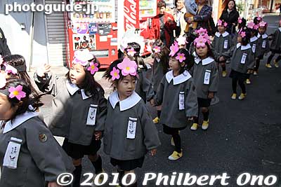 Children from the local kindergarten walk toward Kaminarimon Gate from where they will pull the white elephant.
Keywords: tokyo taito-ku asakusa hana matsuri festival buddha birthday 
