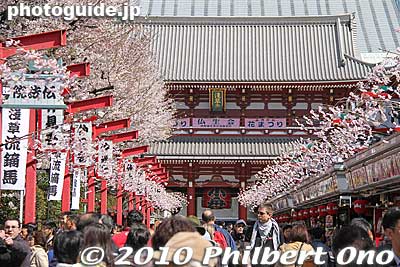 Every April 8, if it's a nice day, I try to visit a different temple in Japan to see Hanamatsuri. This year I decided to see it in Asakusa.
Keywords: tokyo taito-ku asakusa hana matsuri festival buddha birthday 