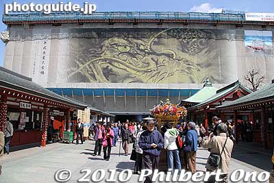 Sensoji temple was renovating its roof so it is covered with scaffolding (painted with a gold dragon). Out front is the Hanami-do where you can pour sweet tea over the baby Buddha.
Keywords: tokyo taito-ku asakusa hana matsuri festival buddha birthday 