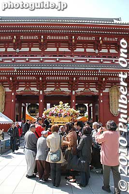Keywords: tokyo taito-ku asakusa hana matsuri festival buddha birthday 