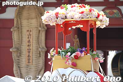 Baby Buddha on the white elephant.
Keywords: tokyo taito-ku asakusa hana matsuri festival buddha birthday 