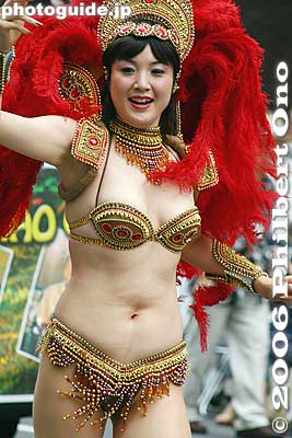 The 26th Asakusa Samba Carnival was held on Aug. 26, 2006. Some 4,500 members from 33 troupes paraded from 1:30 pm to 6 pm. About 500,000 people were on hand to watch.
Keywords: tokyo asakusa samba