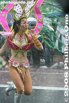 Rain don't bother me.
Keywords: tokyo taito-ku ward asakusa samba carnival festival matsuri sexy woman women girls dancers