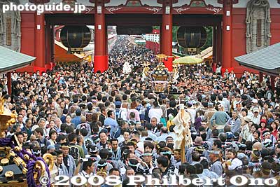 The mikoshi is brought in front of Sensoji temple one after another from all directions.
Keywords: tokyo taito-ku asakusa sanja matsuri festival sensoji mikoshi portable shrine crowd
