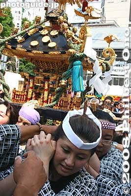 This mikoshi is heading to the front of Sensoji temple. I followed them.
Keywords: tokyo taito-ku asakusa sanja matsuri festival sensoji mikoshi portable shrine crowd