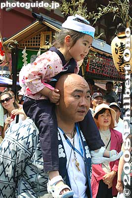 A higher view.
Keywords: tokyo taito-ku asakusa sanja matsuri festival sensoji mikoshi portable shrine crowd japanchild