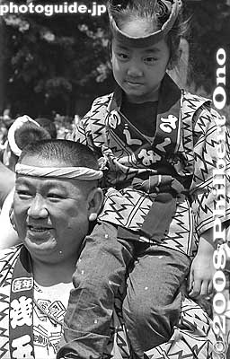 The same man some years before??
Keywords: tokyo taito-ku asakusa sanja matsuri festival sensoji mikoshi portable shrine crowd girl children japanchild