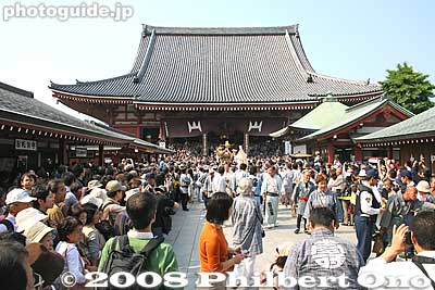 The mikoshi also leave Sensoji temple and head to the Nakamise shopping arcade.
Keywords: tokyo taito-ku asakusa sanja matsuri festival sensoji mikoshi portable shrine crowd