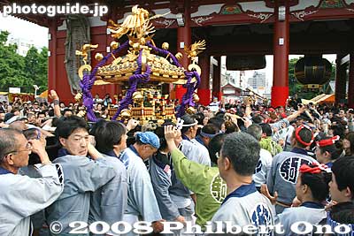Heading to Hozomon Gate.
Keywords: tokyo taito-ku asakusa sanja matsuri festival sensoji mikoshi portable shrine crowd