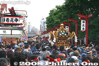 Heading down Nakamise shopping arcade.
Keywords: tokyo taito-ku asakusa sanja matsuri festival sensoji mikoshi portable shrine crowd