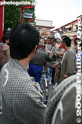 One funny old man took his bicycle right through the crowd. He was soon escorted out.
Keywords: tokyo taito-ku asakusa sanja matsuri festival sensoji mikoshi portable shrine crowd