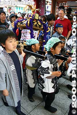 Mikoshi for the kids too.
Keywords: tokyo taito-ku asakusa sanja matsuri festival sensoji mikoshi portable shrine crowd