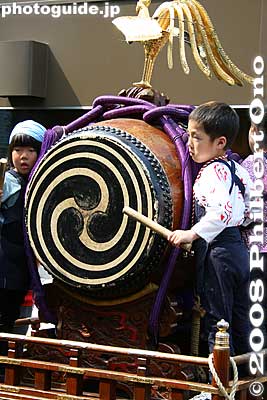 Mikoshi drummer
Keywords: tokyo taito-ku asakusa sanja matsuri festival sensoji mikoshi portable shrine crowd japanchild