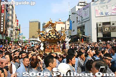 Area in front of Kaminarimon Gate
Keywords: tokyo taito-ku asakusa sanja matsuri festival sensoji mikoshi portable shrine crowd