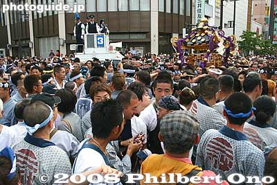 Police watch the crowd on Kaminarimon-dori
Keywords: tokyo taito-ku asakusa sanja matsuri festival sensoji mikoshi portable shrine crowd