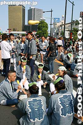 Ice cream break.
Keywords: tokyo taito-ku asakusa sanja matsuri festival sensoji mikoshi portable shrine crowd