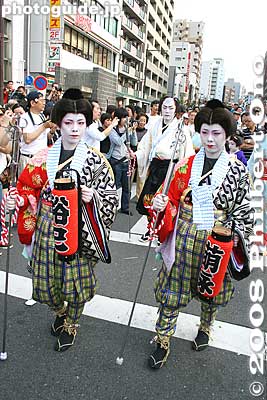 The Sanja Matsuri also includes a small but photogenic procession of geisha. Tekomai geisha lead a small group of geisha and other characters.
Keywords: tokyo taito-ku asakusa sanja matsuri festival portable shrine mikoshi geisha kimono