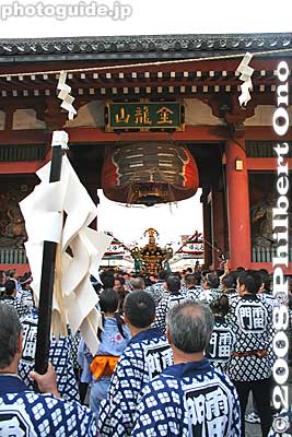 Passing through Kaminarimon Gate. This group is from Kaminarimon.
Keywords: tokyo taito-ku asakusa sanja matsuri festival portable shrine mikoshi