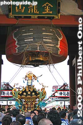 Under Kaminarimon Gate.
Keywords: tokyo taito-ku asakusa sanja matsuri festival portable shrine mikoshi