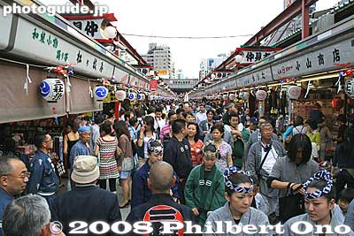 Behind us was also a big crowd.
Keywords: tokyo taito-ku asakusa sanja matsuri festival portable shrine mikoshi