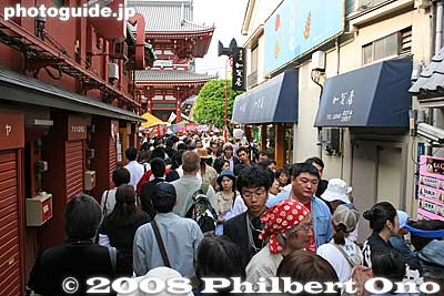 Crowded even along Nakamise shopping arcade's back alley.
Keywords: tokyo taito-ku asakusa sanja matsuri festival portable shrine mikoshi