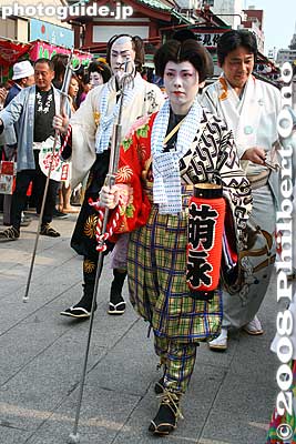 I caught up with the geisha procession.
Keywords: tokyo taito-ku asakusa sanja matsuri festival portable shrine mikoshi geisha kimono