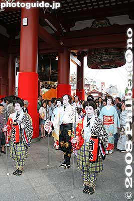 The geisha group at Hozomon Gate.
Keywords: tokyo taito-ku asakusa sanja matsuri festival portable shrine mikoshi geisha kimono