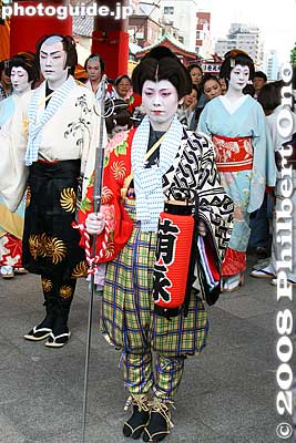 They look pretty anyway.
Keywords: tokyo taito-ku asakusa sanja matsuri festival portable shrine mikoshi geisha kimono