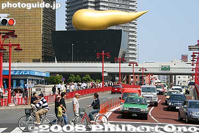 The golden sculpture is atop the Asahi Beer building in Asakusa. It's supposed to be beer froth, but most people think it looks like doo-doo.
Keywords: tokyo taito-ku asakusa japansculpture asakusabest