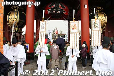 Paper lantern out of the way at Hozomon Gate. 宝蔵門
Keywords: tokyo taito-ku asakusa sensoji sanja matsuri festival