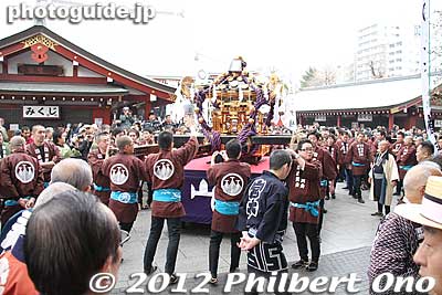 The third portable shrine is moved into position at Hozomon Gate (宝蔵門) for the procession to start at 10:10 am.
Keywords: tokyo taito-ku asakusa sensoji sanja matsuri festival