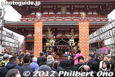 Festival musicians on a cart at Hozomon Gate. 宝蔵門
Keywords: tokyo taito-ku asakusa sensoji sanja matsuri festival