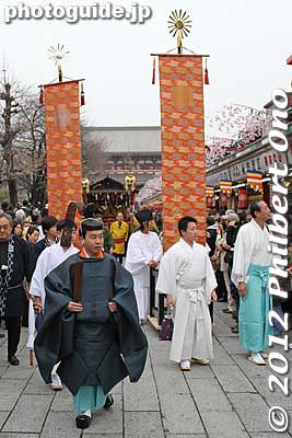 Asakusa Shrine priest.
Keywords: tokyo taito-ku asakusa sensoji sanja matsuri festival