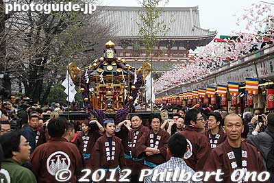 Ichinomiya mikoshi or portable shrine No. 1. The biggest of the three.
Keywords: tokyo taito-ku asakusa sensoji sanja matsuri festival