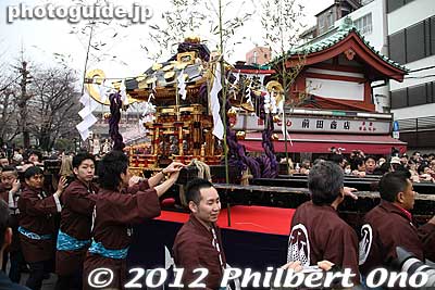 Ninomiya mikoshi or portable shrine No. 2.
Keywords: tokyo taito-ku asakusa sensoji sanja matsuri festival