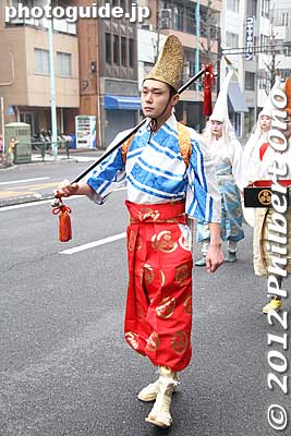 This is the baton twirler (bo-furi 棒ふり) in orange pants followed by the bird feeder.
Keywords: tokyo taito-ku asakusa sensoji sanja matsuri festival White Heron Dancers Shirasagi-no-Mai