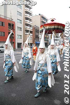 White Heron Dancers. They didn't dance during the procession.
Keywords: tokyo taito-ku asakusa sensoji sanja matsuri festival White Heron Dancers Shirasagi-no-Mai