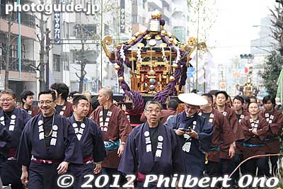 Ichinomiya portable shrine, followed by the two other mikoshi.
Keywords: tokyo taito-ku asakusa sensoji sanja matsuri festival