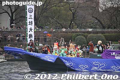 This escort boat carried the gods of good fortune.
Keywords: tokyo taito-ku asakusa sensoji sanja matsuri festival boat procession sumida river