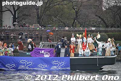 This boat carried the White Heron Dancers too.
Keywords: tokyo taito-ku asakusa sensoji sanja matsuri festival boat procession sumida river