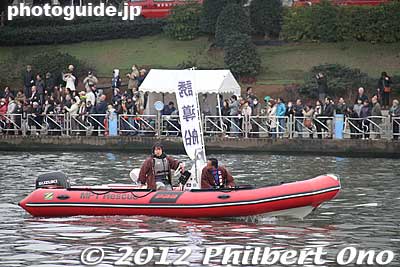 Guide boat. They sailed to Ryogoku and back.
Keywords: tokyo taito-ku asakusa sensoji sanja matsuri festival boat procession sumida river