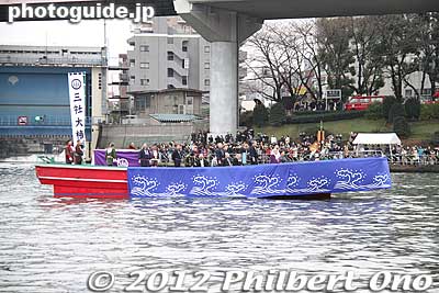 Priests on the lead boat.
Keywords: tokyo taito-ku asakusa sensoji sanja matsuri festival boat procession sumida river