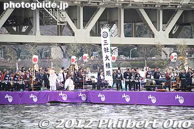 The last time they did this was in 1958.  The original Sanja Matsuri was actually a boat procession on Sumida River held in March 1312 (Kamakura Period).
Keywords: tokyo taito-ku asakusa sensoji sanja matsuri3 festival boat procession sumida river