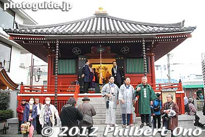 After the mikoshi arrived back from the cruise, they held a service at this small worship hall called the Komagata-do. This marks the spot where the original Kannon statue was first worshipped before it was moved to Sensoji.
Keywords: tokyo taito-ku asakusa sensoji sanja matsuri festival