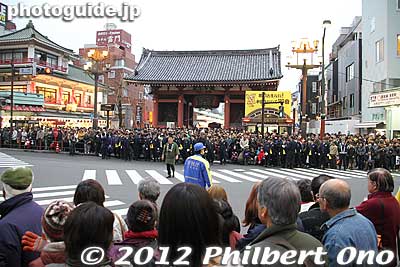 Large crowd wait for the mikoshi to be carried back to Asakusa Shrine via Nakamise arcade at 6 pm.
Keywords: tokyo taito-ku asakusa sensoji sanja matsuri festival