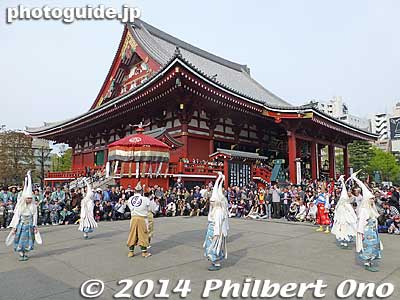 White heron dance in front of Sensoji temple. 
Keywords: tokyo taito-ku asakusa shirasagi no mai white heron dancers