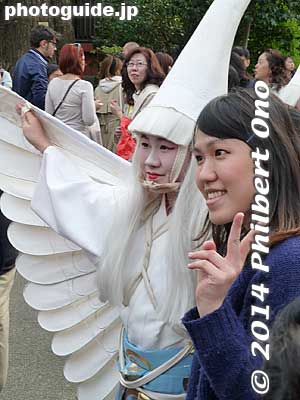 Tourist posing with a dancer after the dance.
Keywords: tokyo taito-ku asakusa shirasagi no mai white heron dancers