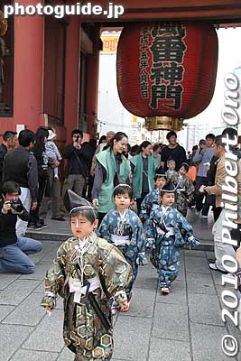 The procession, headed by chigo children, pass through Kaminarimon Gate.
Keywords: tokyo taito-ku asakusa shirasagi no mai white heron dancers