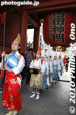 There are various characters in the White Heron Dance contingent. This is the baton twirler (bo-furi 棒ふり) in orange pants followed by the bird feeder.
Keywords: tokyo taito-ku asakusa shirasagi no mai white heron dancers